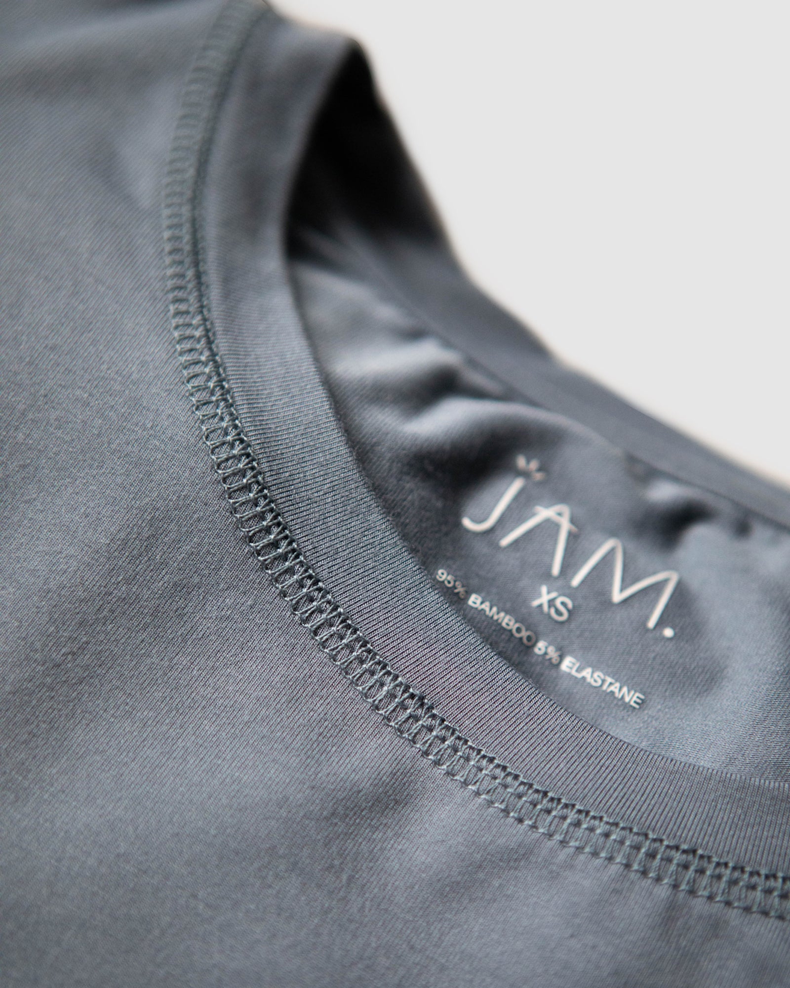 Tag-free Tops